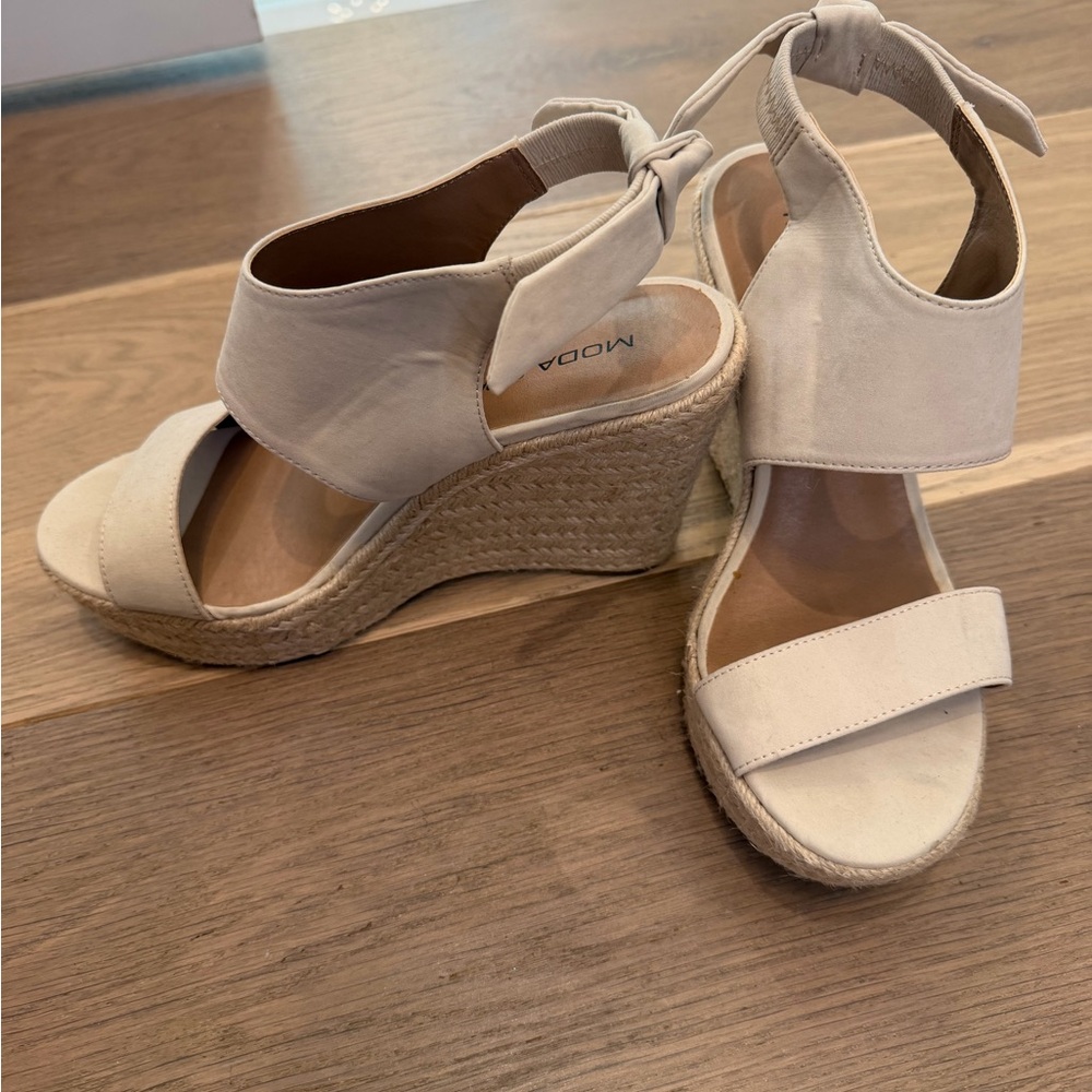 Moda spana Cream Wedge Sandals size 8.5